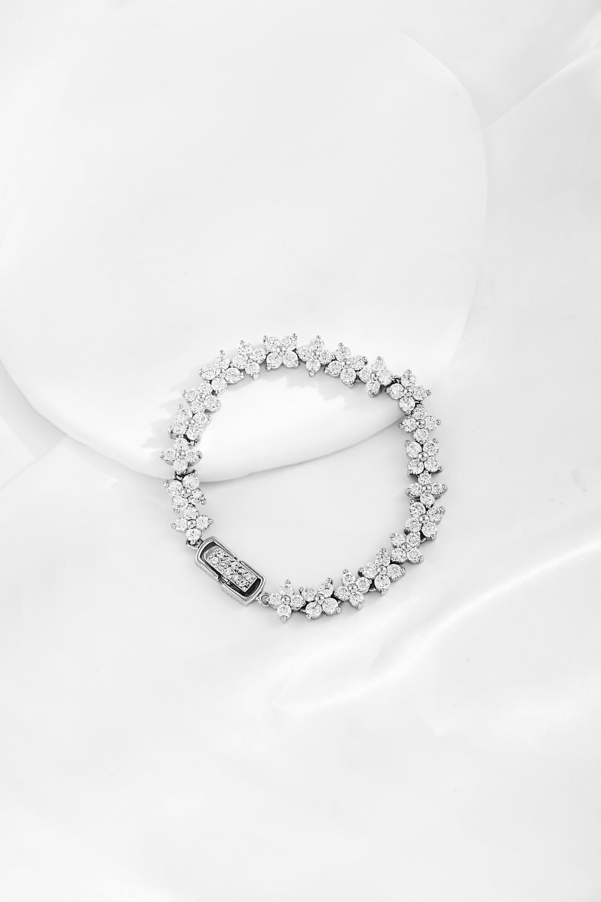 Sparkling Flower Bracelet Inlaid with Zircon